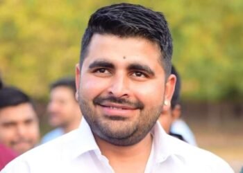 26 वर्षीय तरुण थेट अपक्ष लोकसभा निवडणुकीच्या रिंगणात; करतोय चक्क हेलिकॉप्टरने प्रचार