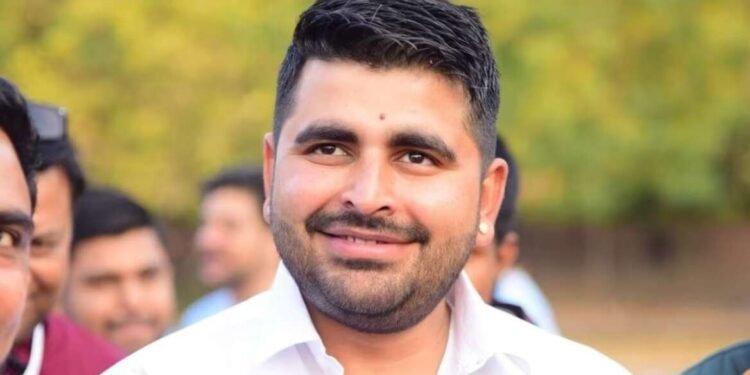 26 वर्षीय तरुण थेट अपक्ष लोकसभा निवडणुकीच्या रिंगणात; करतोय चक्क हेलिकॉप्टरने प्रचार