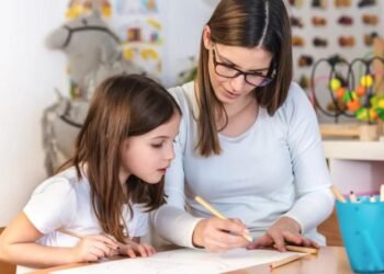 मुलांना इंग्रजी समजते पण बोलताना घाबरतात? तर काय करावं?