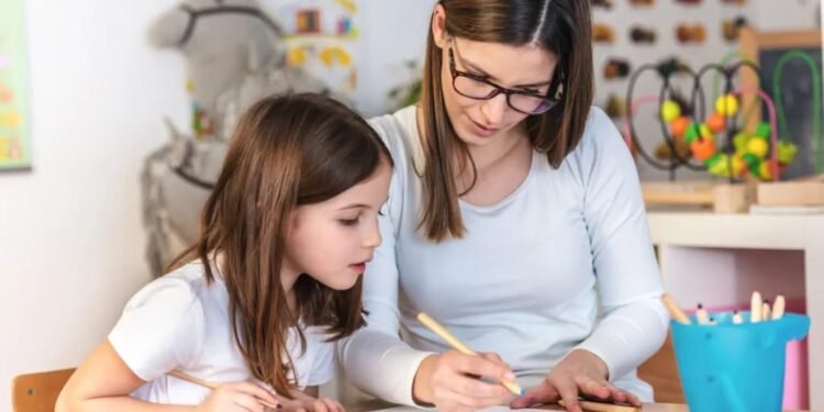 मुलांना इंग्रजी समजते पण बोलताना घाबरतात? तर काय करावं?