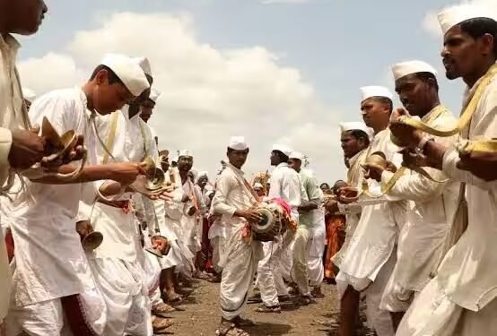 नाशिक : मुस्लिम कुटुंबाकडून वारकऱ्यांची सेवा