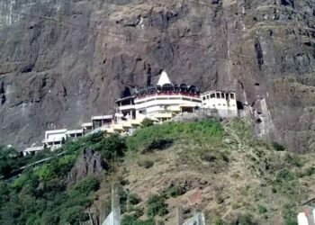 सप्तशृंगी देवीचे दर्शन घेऊन परतणा-या गाडीचा अपघात, पाच जणांचा मृत्यू