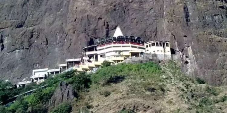 सप्तशृंगी देवीचे दर्शन घेऊन परतणा-या गाडीचा अपघात, पाच जणांचा मृत्यू