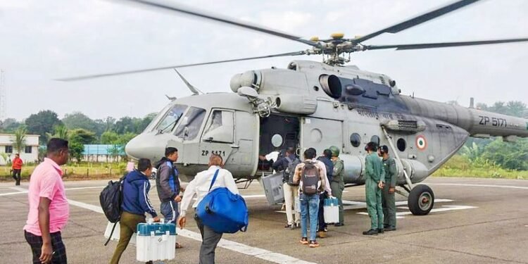 नक्षलग्रस्त भागात मतदानासाठी हेलिकॉप्टर रवाना