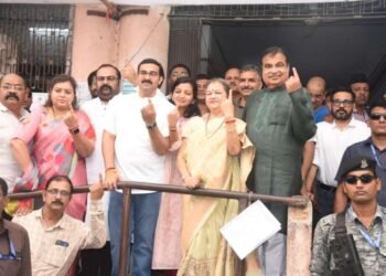 नागपुरात गडकरींसह मान्यवरांनी केले मतदान