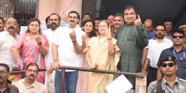 नागपुरात गडकरींसह मान्यवरांनी केले मतदान