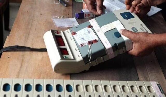 नागपूर आणि गोंदियात इव्हीएममुळे मतदानाला उशिर