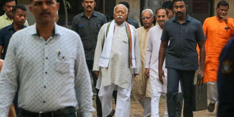 सरसंघचालकांनी बजावला मतदानाचा हक्क