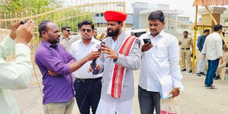 महात्मा फुलेंच्या वेशभूषेत लक्ष्मण हाक्के यांनी भरला उमेदवारी अर्ज ; माढा लढविणार