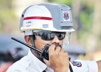गुजरातच्या वडोदरामध्ये उन्हाळ्याच्या उष्णतेवर मात करण्यासाठी वाहतूक पोलिसांसाठी एसी हेल्मेट