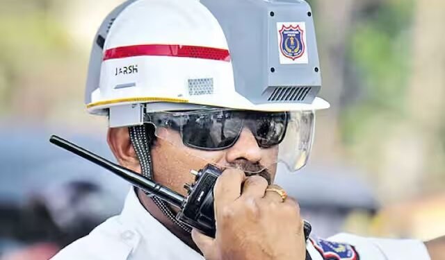 गुजरातच्या वडोदरामध्ये उन्हाळ्याच्या उष्णतेवर मात करण्यासाठी वाहतूक पोलिसांसाठी एसी हेल्मेट