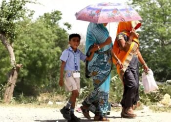 अलर्ट! घराबाहेर पडणाऱ्यांसाठी आरोग्य विभागाने जारी केल्या विशेष सूचना