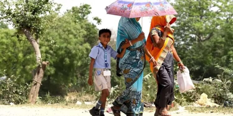 अलर्ट! घराबाहेर पडणाऱ्यांसाठी आरोग्य विभागाने जारी केल्या विशेष सूचना