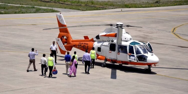 सिरोंचात हेलिकॉप्टरने पोहचवल्या ‘ईव्हीएम’ ईव्हीएम खराब झाल्याने थांबले होते मतदान