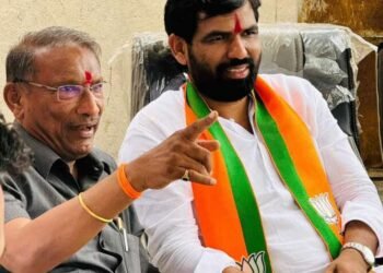 राजन पाटलांच्या राम सातपुते यांना राजकीय टीप्स ; हा फोटो वेधतोय लक्ष