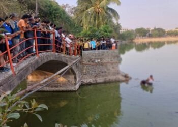 एका २६ वर्षीय विवाहित महिलेने अज्ञात कारणावरून सिद्धेश्वर तलावात उडी घेऊन आत्महत्या केल्याची घटना घडली