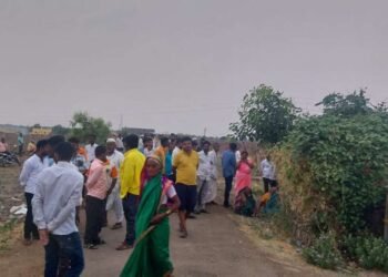 अनैतिक संबंधातून पतीने आपल्याच पत्नी आणि तिच्या प्रियकराचे डोके कुऱ्हाडीने छाटून त्यांची हत्या केली.