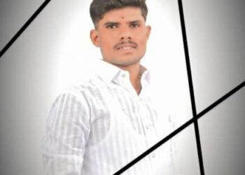 विजेचा शॉक लागून एका बावीस वर्षीय तरुणाचा मृत्यू झाल्याची दुर्दैवी घटना सोलापुरात घडली