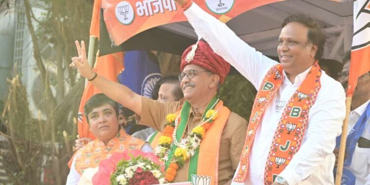 मोठ्या प्रतिसादात अँड. उज्वल निकम यांची सांताक्रूझ येथे प्रचार फेरी