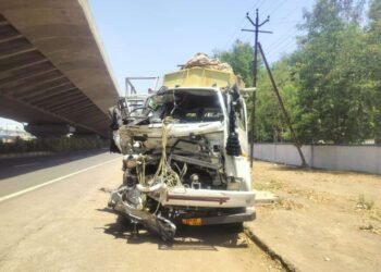 ट्रकची अज्ञात वाहनाला धडक