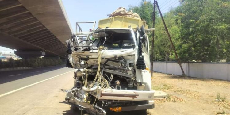 ट्रकची अज्ञात वाहनाला धडक