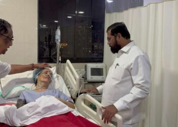 आनंद दिघे यांच्या ज्येष्ठ भगिनी अरुणाताई यांची मुख्यमंत्र्यांनी रुग्णालयात जाऊन घेतली भेट