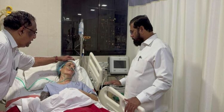 आनंद दिघे यांच्या ज्येष्ठ भगिनी अरुणाताई यांची मुख्यमंत्र्यांनी रुग्णालयात जाऊन घेतली भेट