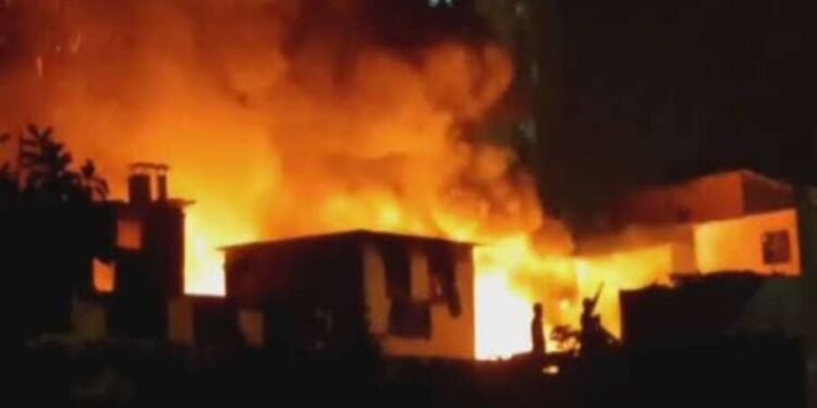 धारावीतील गोदामाला आग; ६ जण जखमी