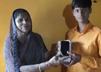 दहावी परीक्षेत मिळाले 35 टक्के; वडिलांकडून कौतुकाची थाप, आजी कडून मोबाईल गिफ्ट