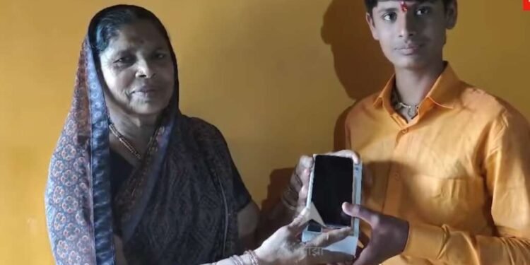 दहावी परीक्षेत मिळाले 35 टक्के; वडिलांकडून कौतुकाची थाप, आजी कडून मोबाईल गिफ्ट