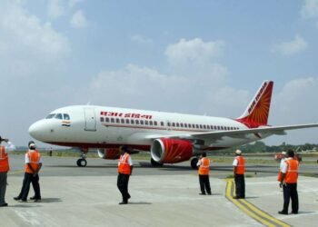 एअर इंडिया एक्स्प्रेसची 70 उड्डाणे रद्द , कर्मचाऱ्यांच्या सामूहिक रजेमुळे झाला गोंधळ