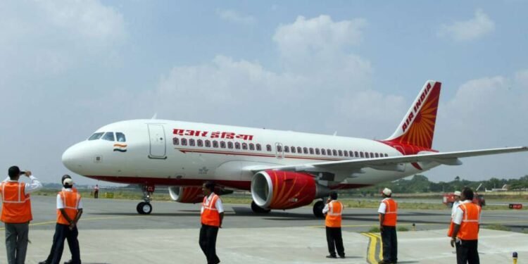 एअर इंडिया एक्स्प्रेसची 70 उड्डाणे रद्द , कर्मचाऱ्यांच्या सामूहिक रजेमुळे झाला गोंधळ