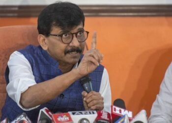 दोन तासांच्या दौऱ्याला इतक्या जड बॅगा? शिंदेंकडून नाशकात १२ कोटींचं वाटप, संजय राऊतांचा आरोप