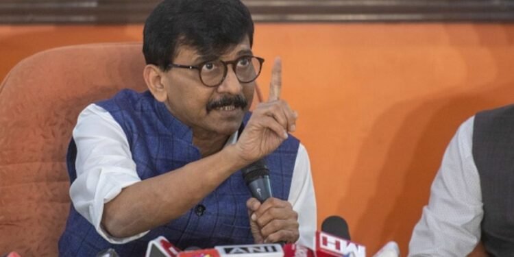 दोन तासांच्या दौऱ्याला इतक्या जड बॅगा? शिंदेंकडून नाशकात १२ कोटींचं वाटप, संजय राऊतांचा आरोप