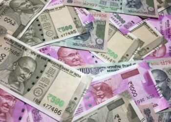 नाशकात खळबळ! घरात ५०० च्या नोटांचा खच, ३० तासात २६ कोटींचं घबाड जप्त