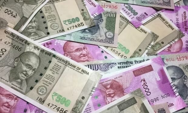 नाशकात खळबळ! घरात ५०० च्या नोटांचा खच, ३० तासात २६ कोटींचं घबाड जप्त