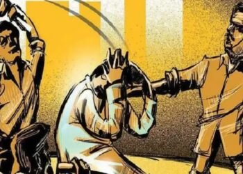 मागील झालेल्या भांडणात मध्यस्थी केल्यामुळे दोन तरुणांना लोखंडी रॉड आणि लाकडे बांबूने जबर मारहाण