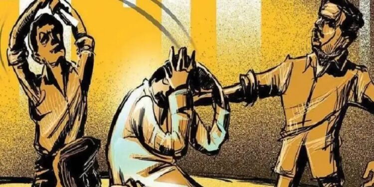 मागील झालेल्या भांडणात मध्यस्थी केल्यामुळे दोन तरुणांना लोखंडी रॉड आणि लाकडे बांबूने जबर मारहाण