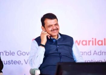 हलगर्जी नको, प्रत्येकावर माझी नजर, सर्वांचं ऑडिट होणार, पुण्यात माजी नगरसेवकांना फडणवीसांचा दम