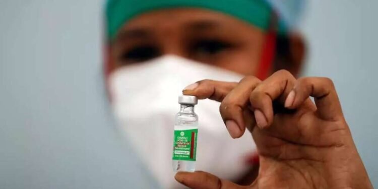 Covishield Vaccine मुळे खरंच गंभीर आजार होतात का? कंपनीच यावर काय म्हणणं आहे?