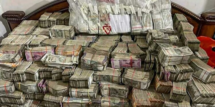 मंत्र्याच्या PSच्या नोकराच्या घरावर धाड; १५ हजार पगार घेणाऱ्याकडे सापडलं २५ कोटींचं घबाड