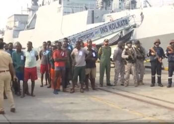 उत्तर अरबी समुद्रामध्ये चाचेगिरी करणाऱ्या 35 सोमाली चाच्यांना घेऊन भारतीय नौदलाचे INS कोलकाता हे जहाज मुंबईत दाखल.