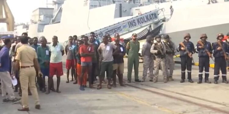उत्तर अरबी समुद्रामध्ये चाचेगिरी करणाऱ्या 35 सोमाली चाच्यांना घेऊन भारतीय नौदलाचे INS कोलकाता हे जहाज मुंबईत दाखल.