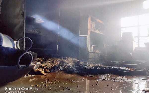 भंडारा शहरातील बिसेन हॉटेलला भीषण आग, लाखो रुपयांचा मुद्देमाल जळून खाक