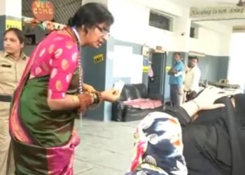 माधवी लतांनी तपासले मतदारांचे ओळखपत्र – महिलांना बुर्खा काढायला लावला; व्हिडीओ सोशल मिडीयावर व्हायरल….