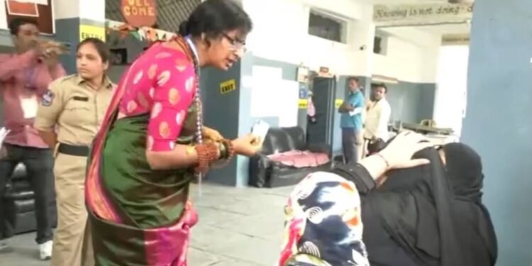 माधवी लतांनी तपासले मतदारांचे ओळखपत्र – महिलांना बुर्खा काढायला लावला; व्हिडीओ सोशल मिडीयावर व्हायरल….