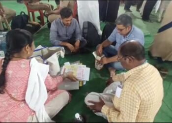 मतदान केंद्रांच्या अधिकाऱ्यांना आणि कर्मचाऱ्यांना आयोगाने दिले साहित्य