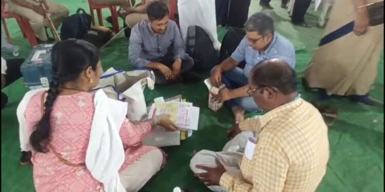 मतदान केंद्रांच्या अधिकाऱ्यांना आणि कर्मचाऱ्यांना आयोगाने दिले साहित्य