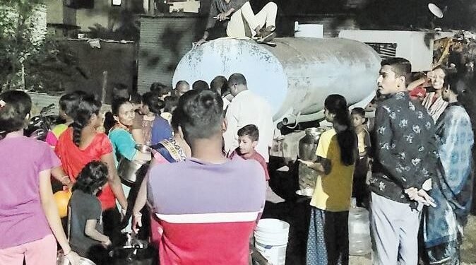 बार्शीत पाण्यासाठी महिला रस्त्यावर १० दिवसांआड येत पाणी…..