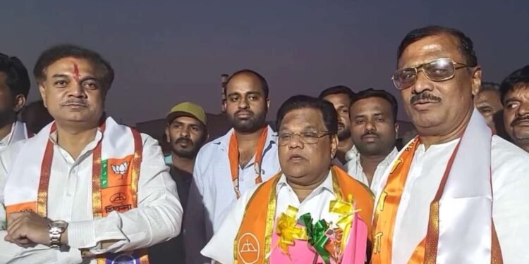 देवानंद (भाऊ) रोचकरी यांनी महायुतीच्या उमेदवार अर्चना पाटील यांना जाहीर पाठिंबा….